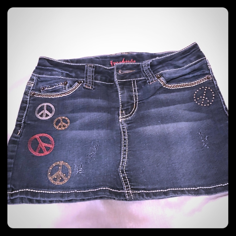 Cute jean skirt.